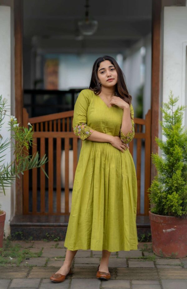 Traditional Charm with a Modern Twist ? Cotton Slub Kurta Set (L) - Image 2