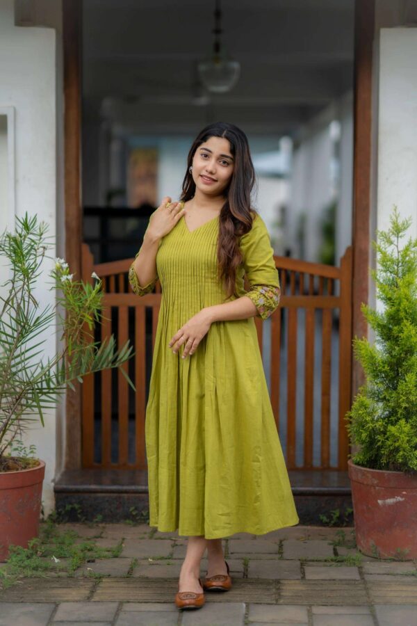 Traditional Charm with a Modern Twist ? Cotton Slub Kurta Set (L) - Image 4